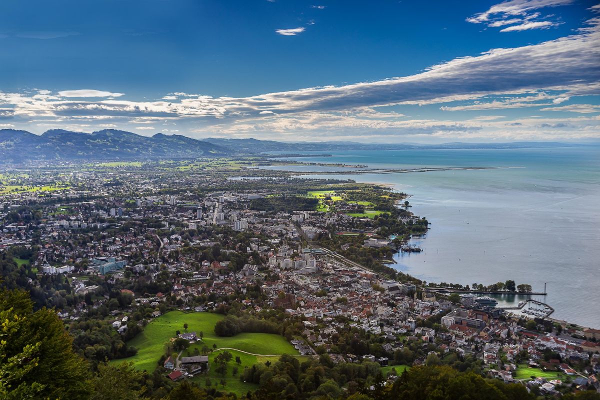 Blick vom Pfänder über Bregenz und den Bodensee - Eispavillon am See