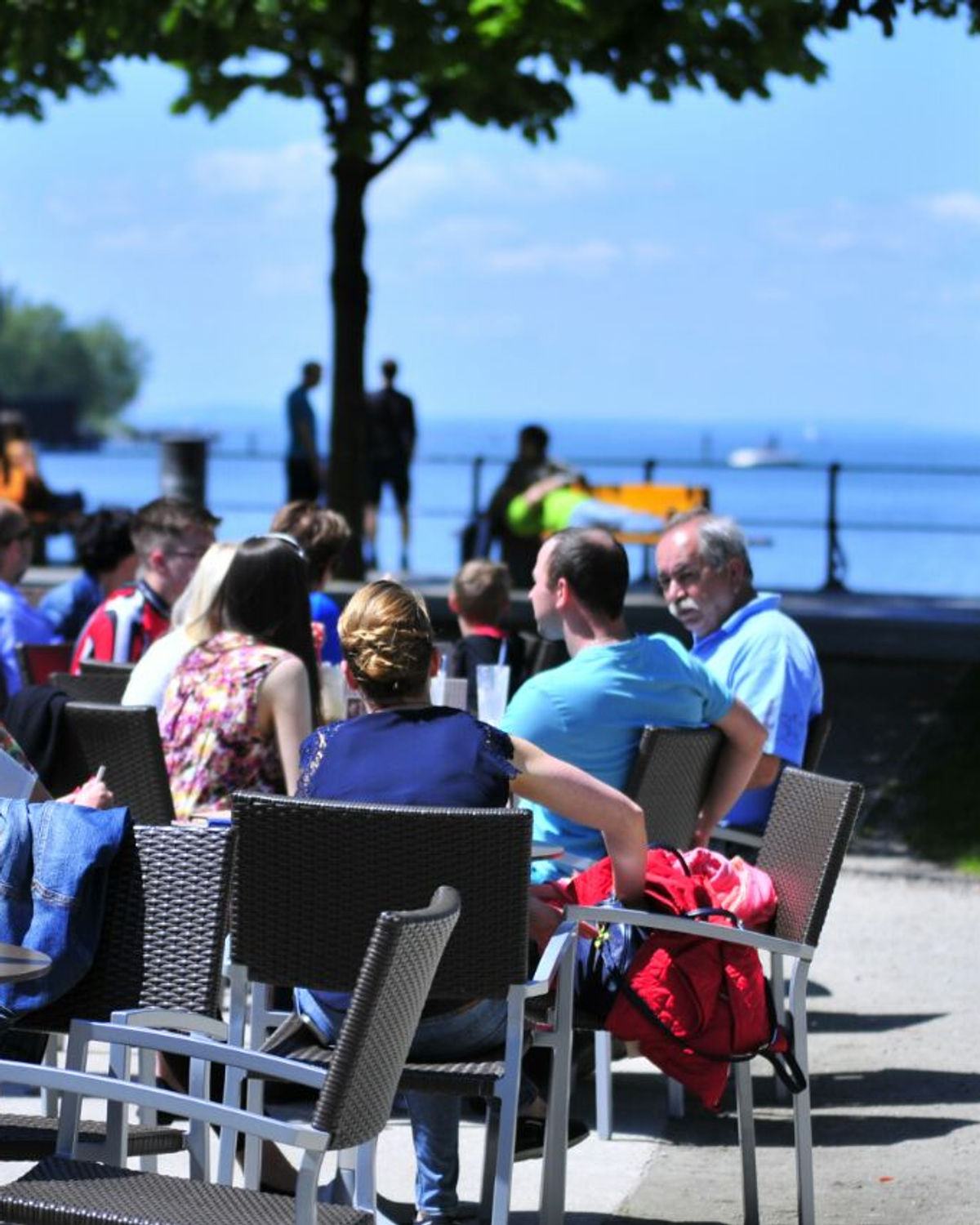 Gäste an der Seepromenade - Eispavillon am See