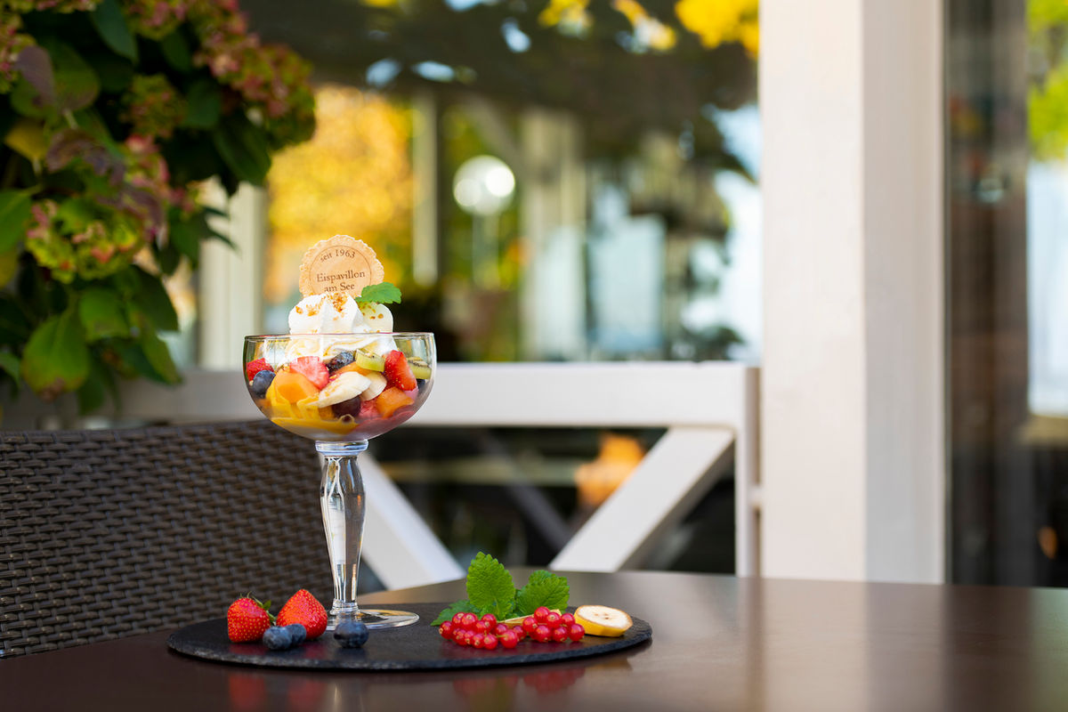 Eisbecher im Gastgarten - Eispavillon am See