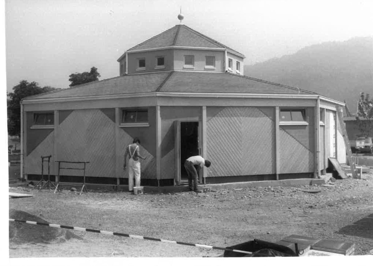 Der Pavillon im Bau, zwei Handwerker an der Fassade