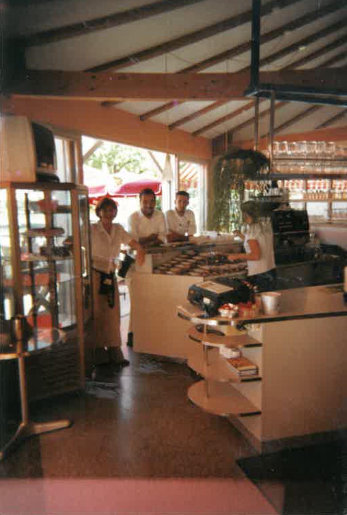 Blick in den Pavillon auf Vitrine, Theke und Team