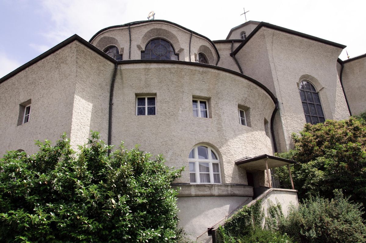 Kirche Mariahilf in Bregenz, ovaler Zentralbau von Clemens Holzmeister - Eispavillon am See